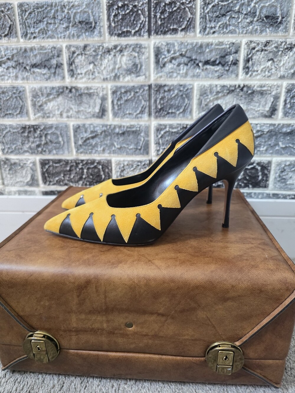 Manolo Blahnik Women's Made In ItaYellow/ Black Suede/Leather Heels Size 40.5